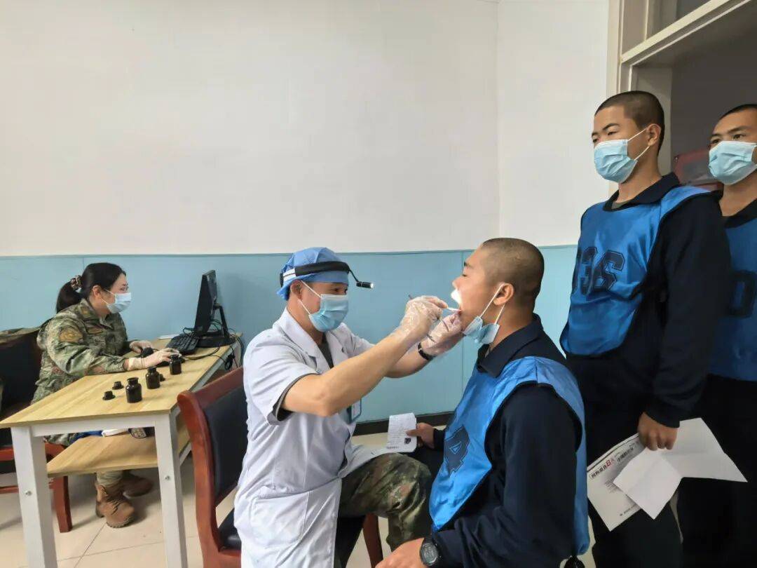 白衣为甲<strong></p>
<p>杭齿前进股票</strong>,守护戎装!第九六七医院温情服务新兵“入营第一关”