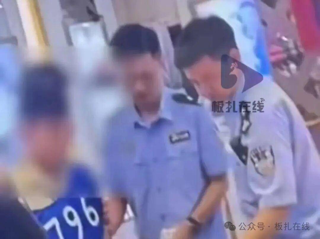 黔南一珠宝店960克黄金被盗 警方24小时破案<strong></p>
<p>杭齿前进股票</strong>,押解嫌疑人到店指认