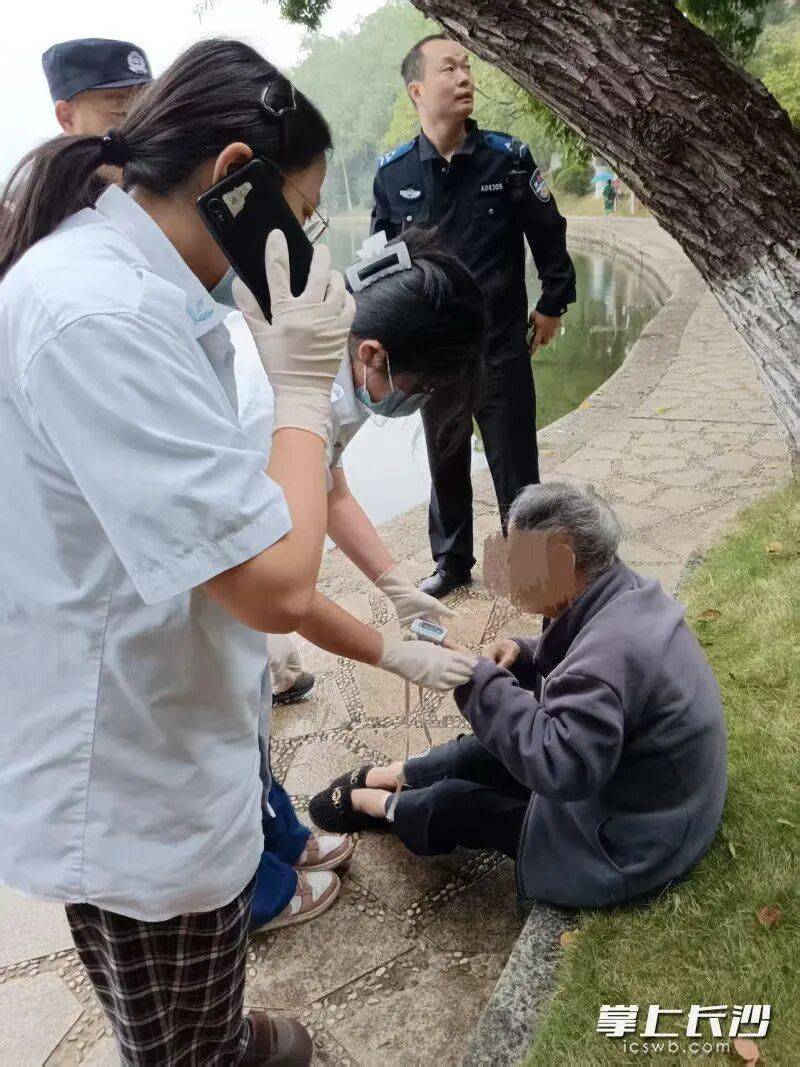 事发湖南烈士公园!80多岁老人不慎落湖<strong></p>
<p>宏达高科股票</strong>,众多市民合力救助