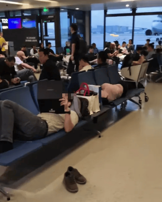 2名外国人在上海虹桥国际机场候机室躺卧<strong></p>
<p>皇氏乳业股票</strong>,占用6个座位,机场回应