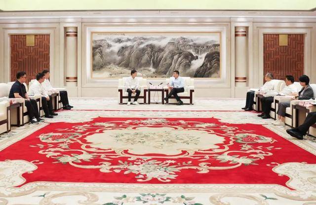 王兴兴回老家<strong></p>
<p>皇氏乳业股票</strong>,与市长畅谈,还与市政府签了战略合作协议