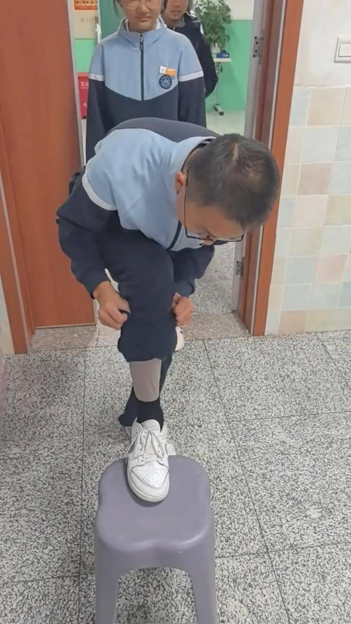 长春一班主任课前让学生排队受检“是否穿秋裤”<strong></p>
<p>000552股票</strong>,网友点赞:以后你会感谢老师