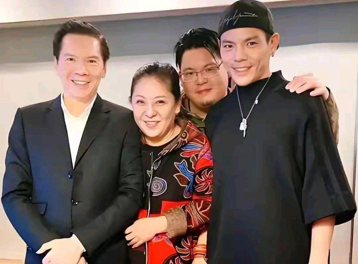 考古 | 向太小儿子向佑罕见露面!曾惹怒大佬高呼我爸是向华强<strong></p>
<p>000552股票</strong>,与母亲决裂真相曝光