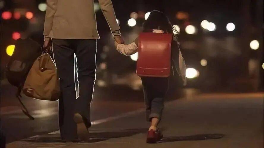 解忧 | 单亲爸爸跑网约车<strong></p>
<p>000552股票</strong>,女儿全程住车上