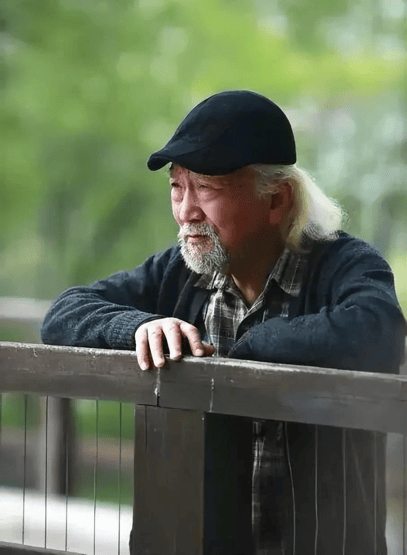 考古|曝78岁李保田近况!找人维修窗户喝10元桶装水<strong></p>
<p>600740股票</strong>,生活超朴素!