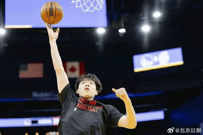 杨瀚森迎NBA常规赛首秀<strong></p>
<p>600303股票</strong>,两罚全中拿到个人NBA生涯首分;此前出场时播音字幕都是中文