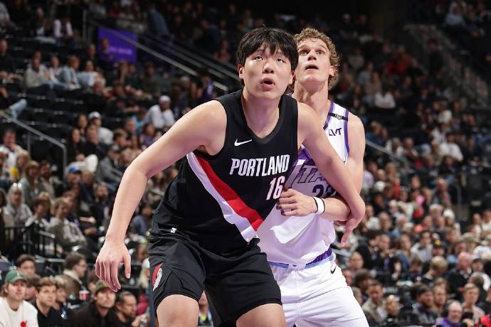 杨瀚森迎NBA常规赛首秀<strong></p>
<p>600303股票</strong>,两罚全中拿到个人NBA生涯首分;此前出场时播音字幕都是中文