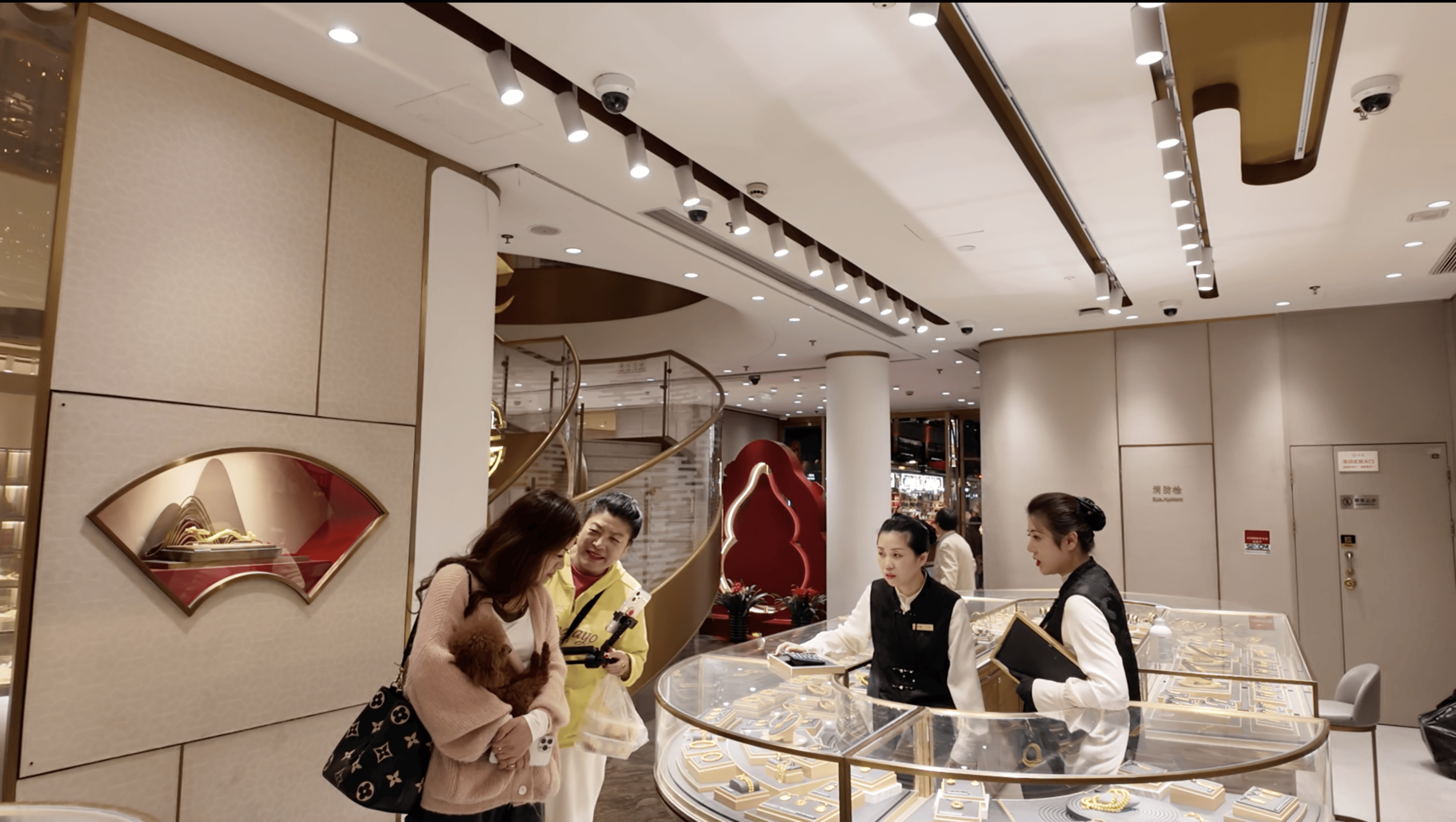 实探|金价惊魂一夜后:“囤金大爷大妈”挤爆金店<strong></p>
<p>600303股票</strong>,拿下百克金条