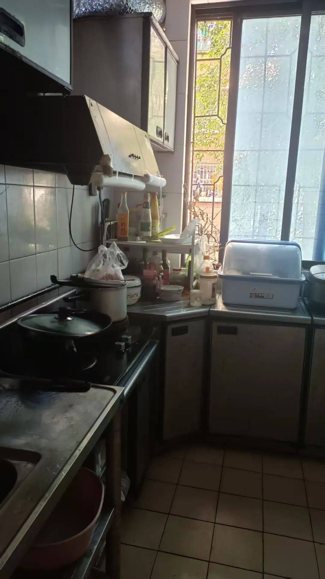心疼!南宁一业主上厕所要经过厨房<strong></p>
<p>600303股票</strong>,抽油烟机贴防撞条……