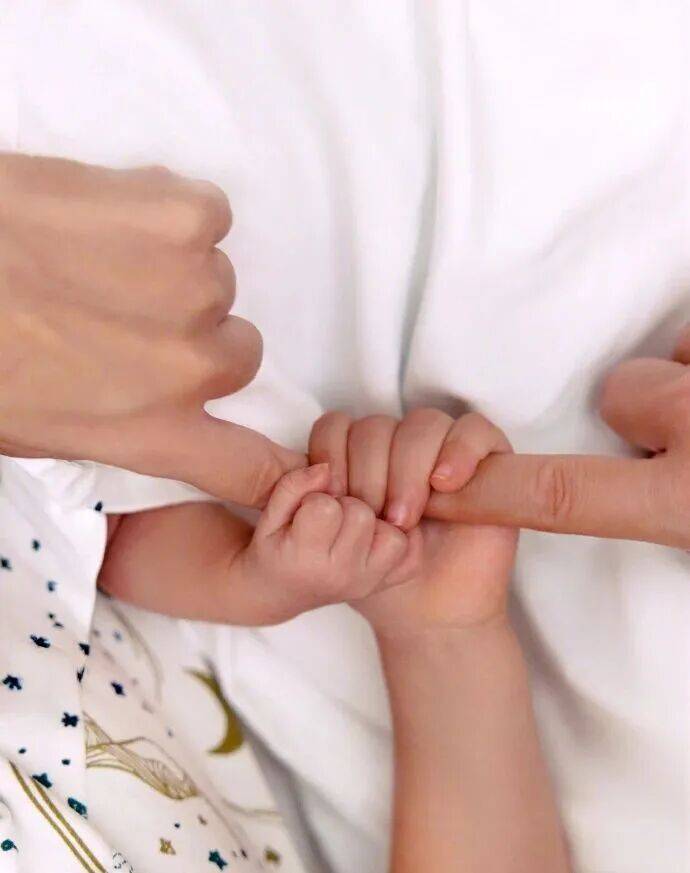韩庚、卢靖姗官宣二胎得子<strong></p>
<p>601998股票</strong>,一家四口合照曝光