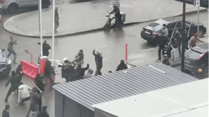 外媒:莫斯科街头发生大规模斗殴<strong></p>
<p>300235股票</strong>,80多人被带往警察局接受调查