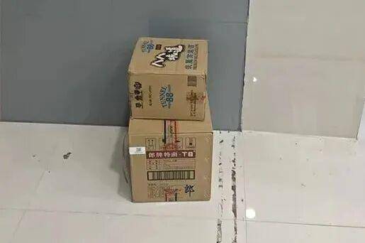 临沂俩小伙偷摸去派出所门口放下<strong></p>
<p>300235股票</strong>了…