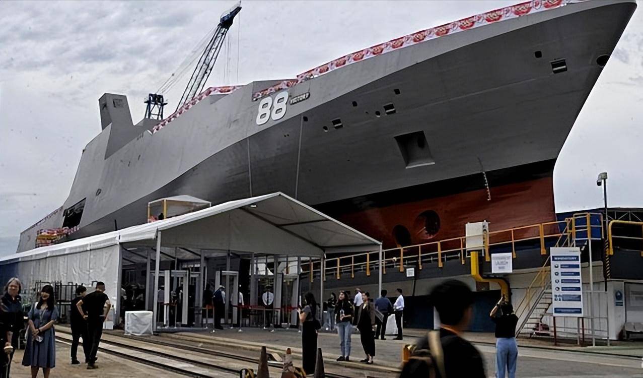 人口不足600万的小国<strong></p>
<p>300235股票</strong>,建造8000吨级大型战舰,新加坡“胜利号”多用途战斗舰亮相