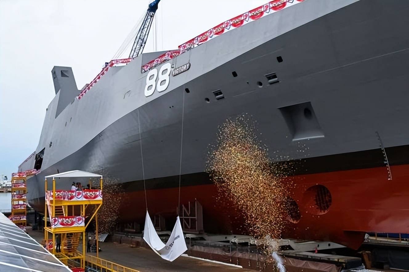 人口不足600万的小国<strong></p>
<p>300235股票</strong>,建造8000吨级大型战舰,新加坡“胜利号”多用途战斗舰亮相