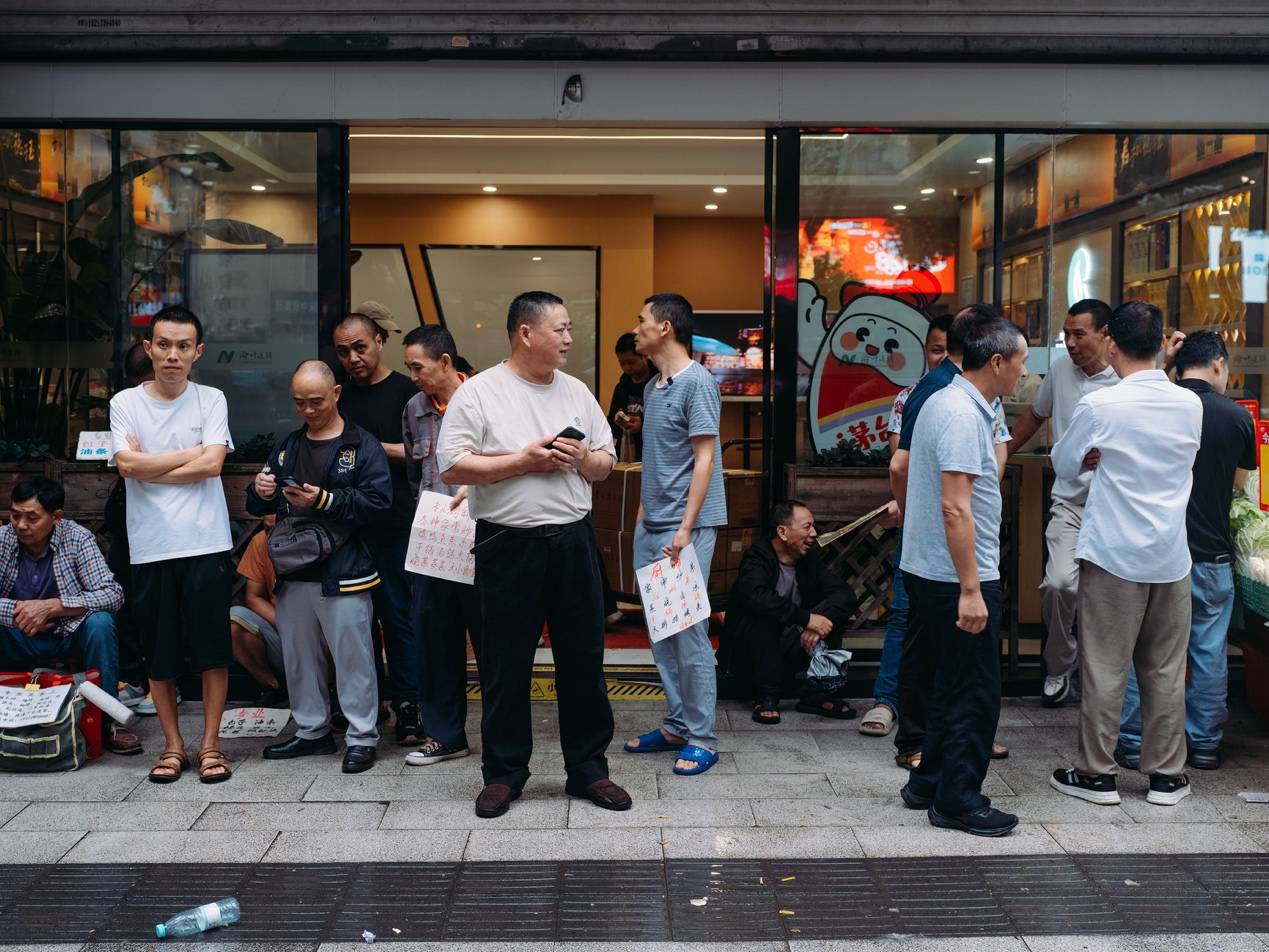 <strong></p>
<p>300235股票</strong>他们挤在8元一晚的旅店 几百人抢一个活