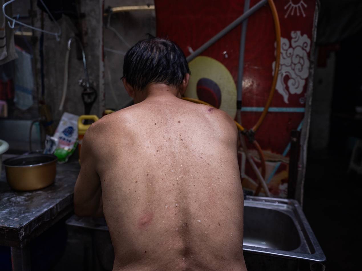 <strong></p>
<p>300235股票</strong>他们挤在8元一晚的旅店 几百人抢一个活