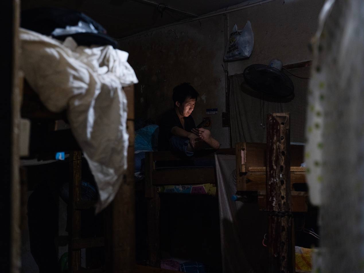 <strong></p>
<p>300235股票</strong>他们挤在8元一晚的旅店 几百人抢一个活