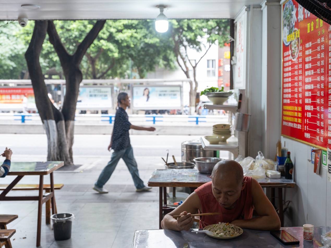 <strong></p>
<p>300235股票</strong>他们挤在8元一晚的旅店 几百人抢一个活