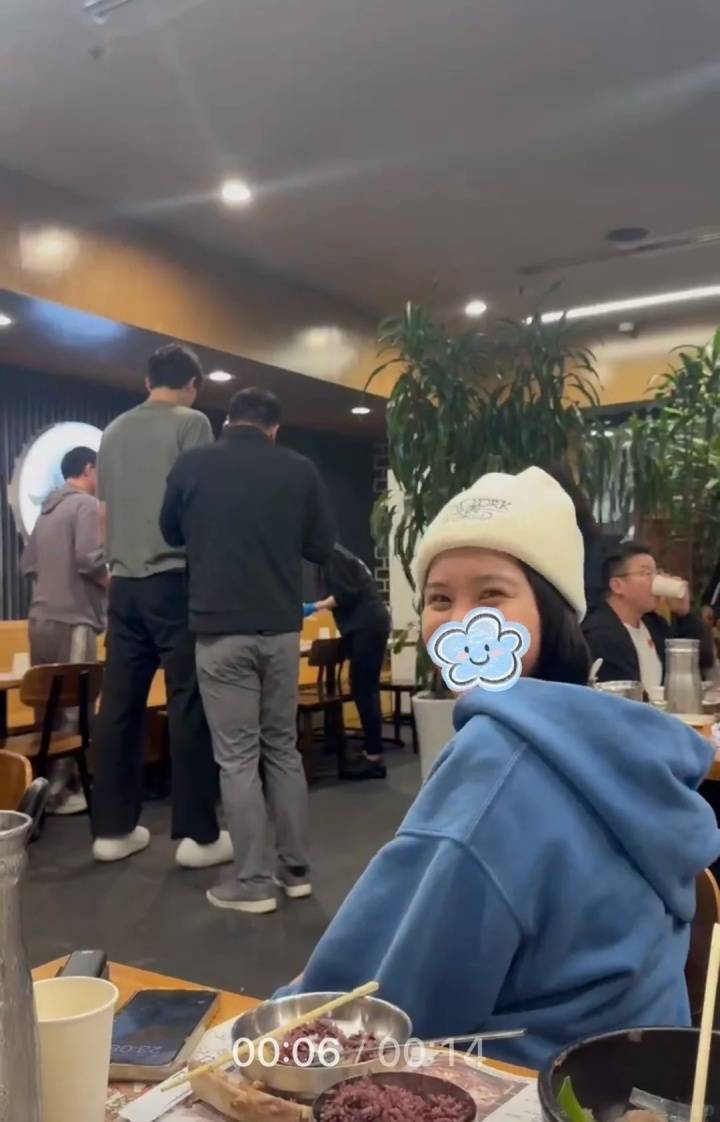 打湖人1分1板 杨瀚森赛后携女友在洛杉矶吃韩料