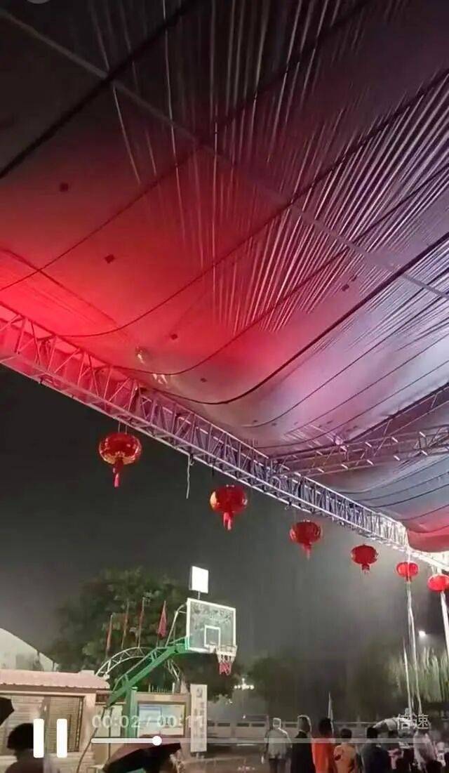 广东揭阳一戏台观众区雨篷积水突然倒塌<strong></p>
<p>顺丰股票002352</strong>,观众、演员急忙躲避,当地回应:正在核查处理