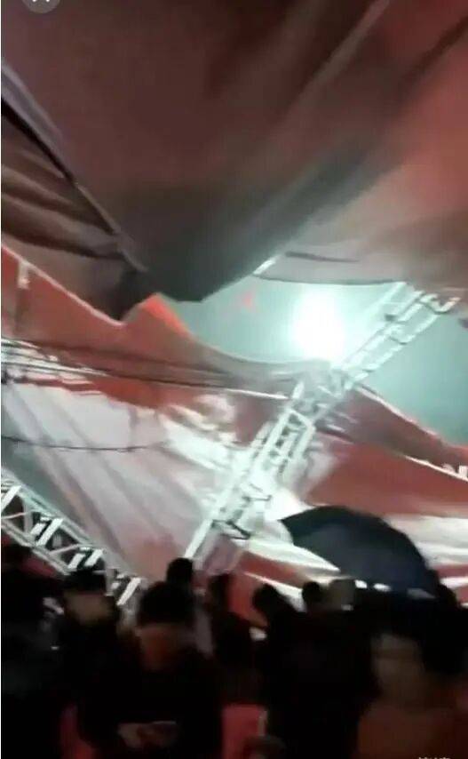 广东揭阳一戏台观众区雨篷积水突然倒塌<strong></p>
<p>顺丰股票002352</strong>,观众、演员急忙躲避,当地回应:正在核查处理