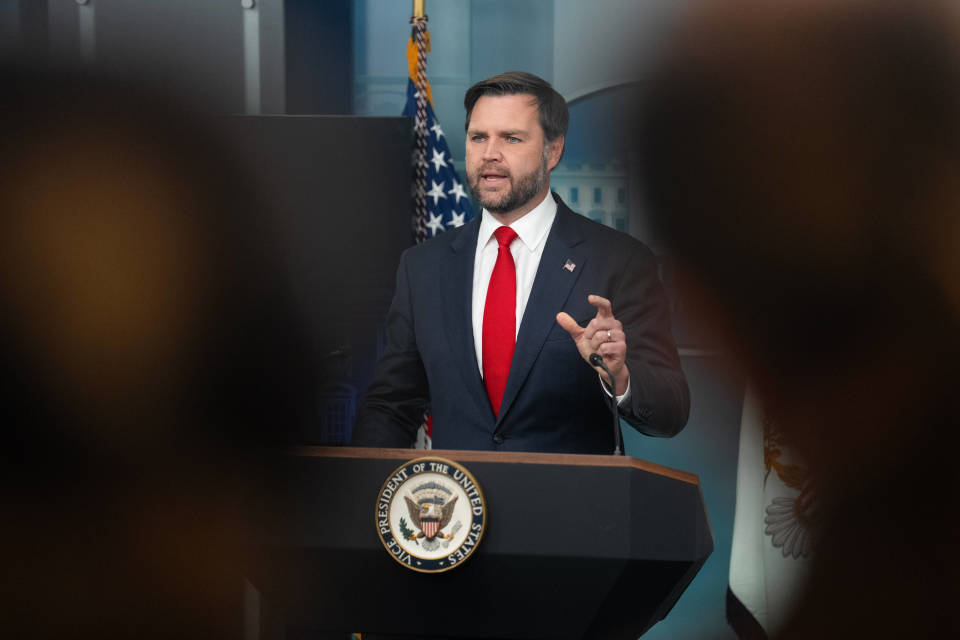 哈马斯“假装寻找遗体”<strong></p>
<p>亚马逊股票股价实时行情</strong>,激怒以色列撕毁停火协议