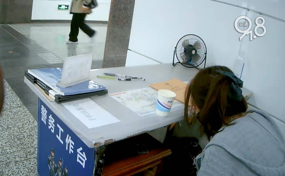 杭州地铁内<strong></p>
<p>股票新闻</strong>，女乘客突然崩溃大哭！紧接着……这一幕被拍下