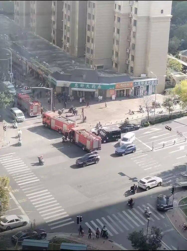 山东济南一临街餐饮店发生爆炸<strong></p>
<p>股票新闻</strong>,疑有人员受伤!应急、公安、消防等多个部门现场处置