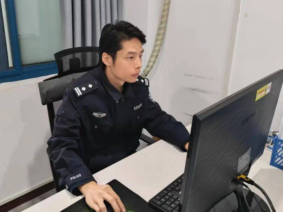 电饭煲内藏金条、书本里塞进4万元人民币！警方紧急截停一辆电动车