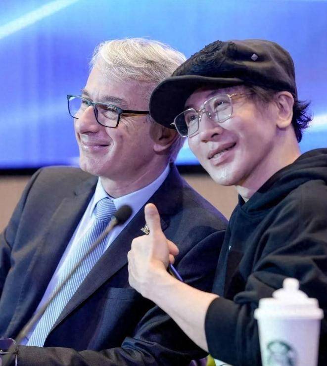 49岁刘谦抗癌成功后近况公布<strong></p>
<p>股票新闻</strong>,担任魔术周评委,回应“自带流量为何不开账号”:现场演出是我的本职工作