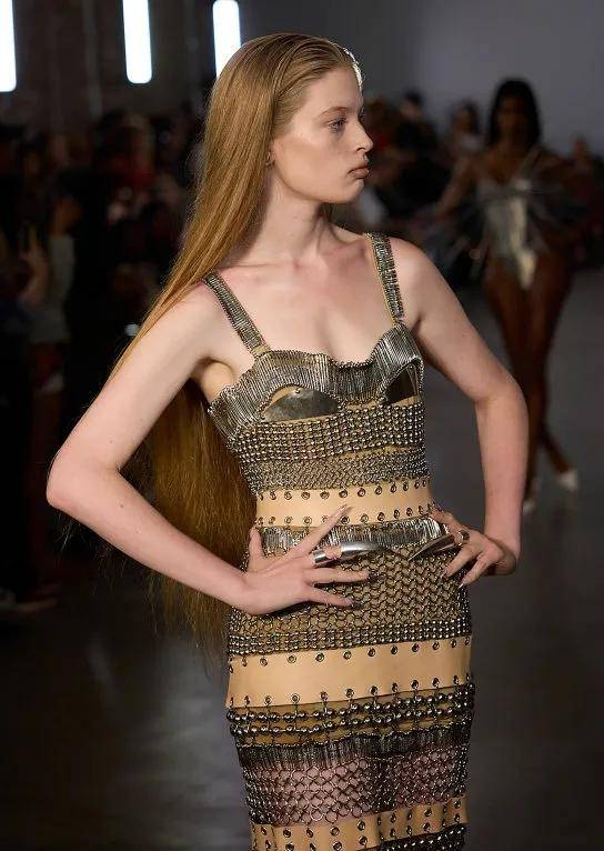 马斯克21岁女儿:改名字、换性别、与父亲决裂后<strong></p>
<p>股票新闻</strong>,靠当模特力争经济独立