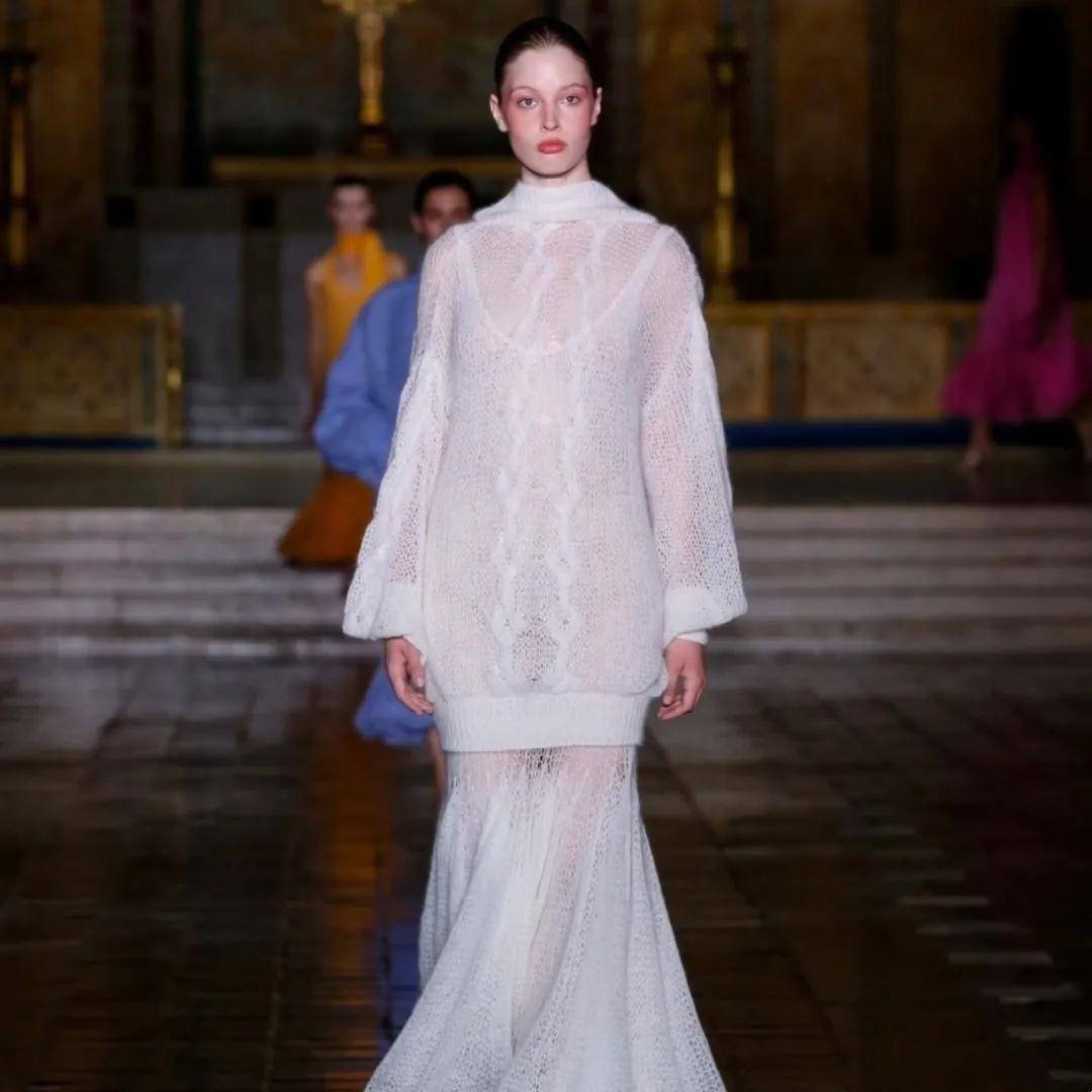 马斯克21岁女儿:改名字、换性别、与父亲决裂后<strong></p>
<p>股票新闻</strong>,靠当模特力争经济独立