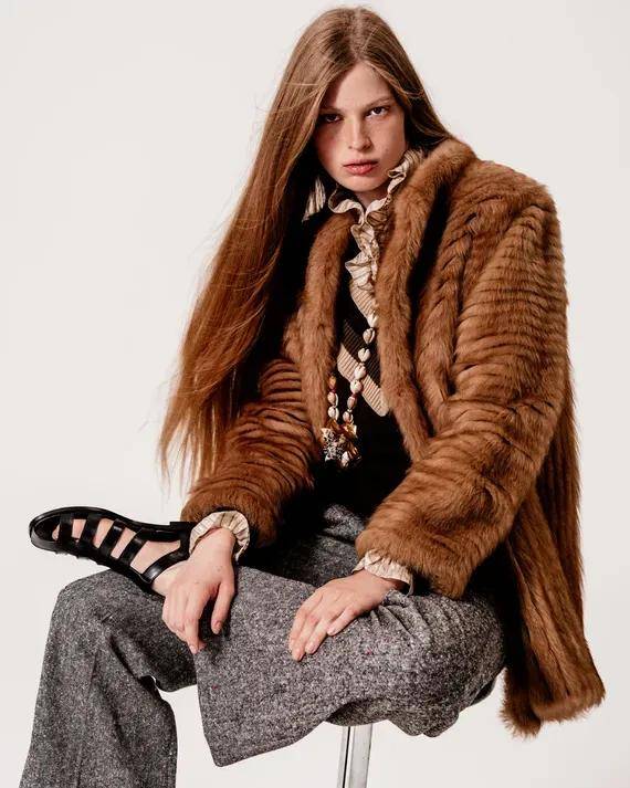 马斯克21岁女儿:改名字、换性别、与父亲决裂后<strong></p>
<p>股票新闻</strong>,靠当模特力争经济独立