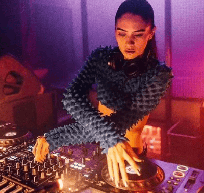 考古|小贝俩儿子恋上同一个女人<strong></p>
<p>股票新闻</strong>,原来贝克汉姆家族关系破裂竟是因为她!