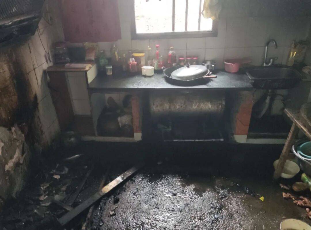 大意了！爷爷送孙子上学前忘了这件事<strong></p>
<p>白银股票</strong>，一家人差点无家可归！