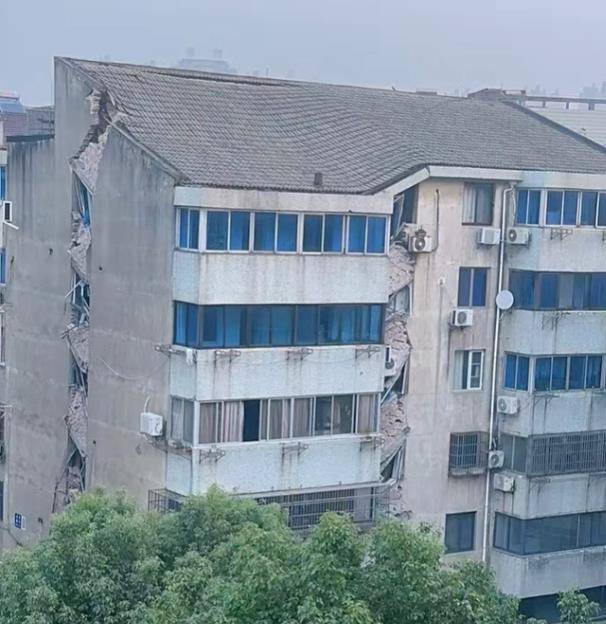 镇江一小区楼栋发生沉降居民撤离<strong></p>
<p>白银股票</strong>，墙体严重变形露出砖块，附近商户：小区有二三十年历史