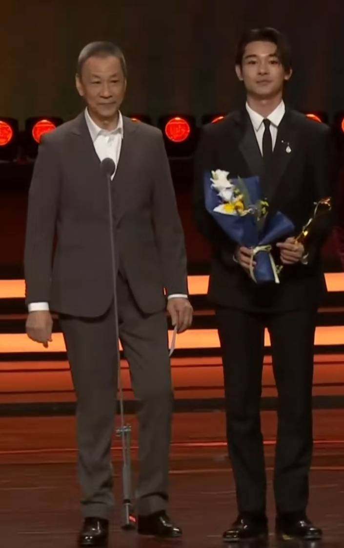 79岁王学圻亮相颁奖典礼，网友：这状态像49岁的