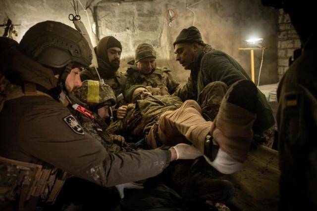 乌军空降兵支援被全歼<strong></p>
<p>白银股票</strong>,红军城5000乌军投降,乌克兰人彻底怒了!