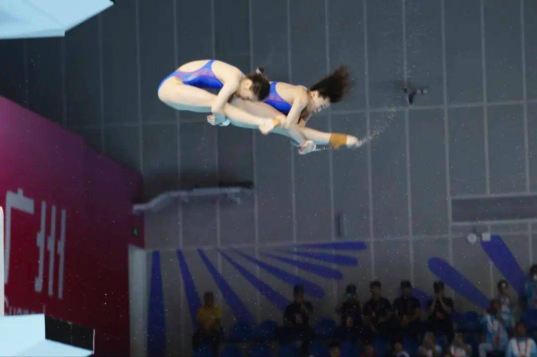 全红婵伤愈首秀夺冠!出战女子团体双人10米台<strong></p>
<p>白银股票</strong>,看台上都是为她加油的海报