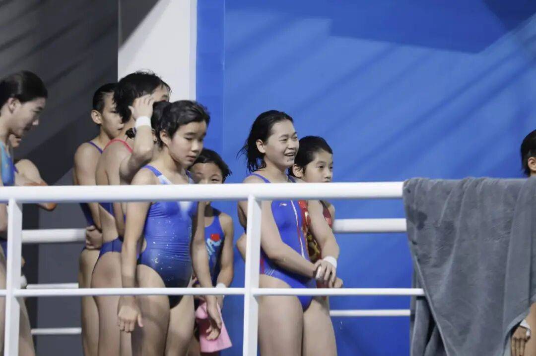 全红婵伤愈首秀夺冠!出战女子团体双人10米台<strong></p>
<p>白银股票</strong>,看台上都是为她加油的海报