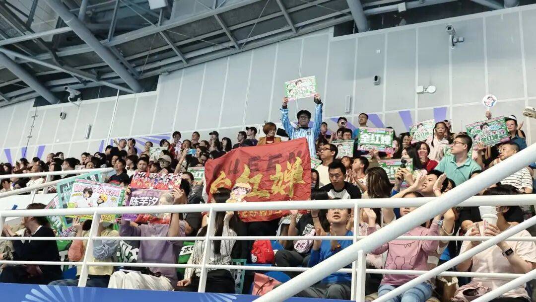全红婵伤愈首秀夺冠!出战女子团体双人10米台<strong></p>
<p>白银股票</strong>,看台上都是为她加油的海报