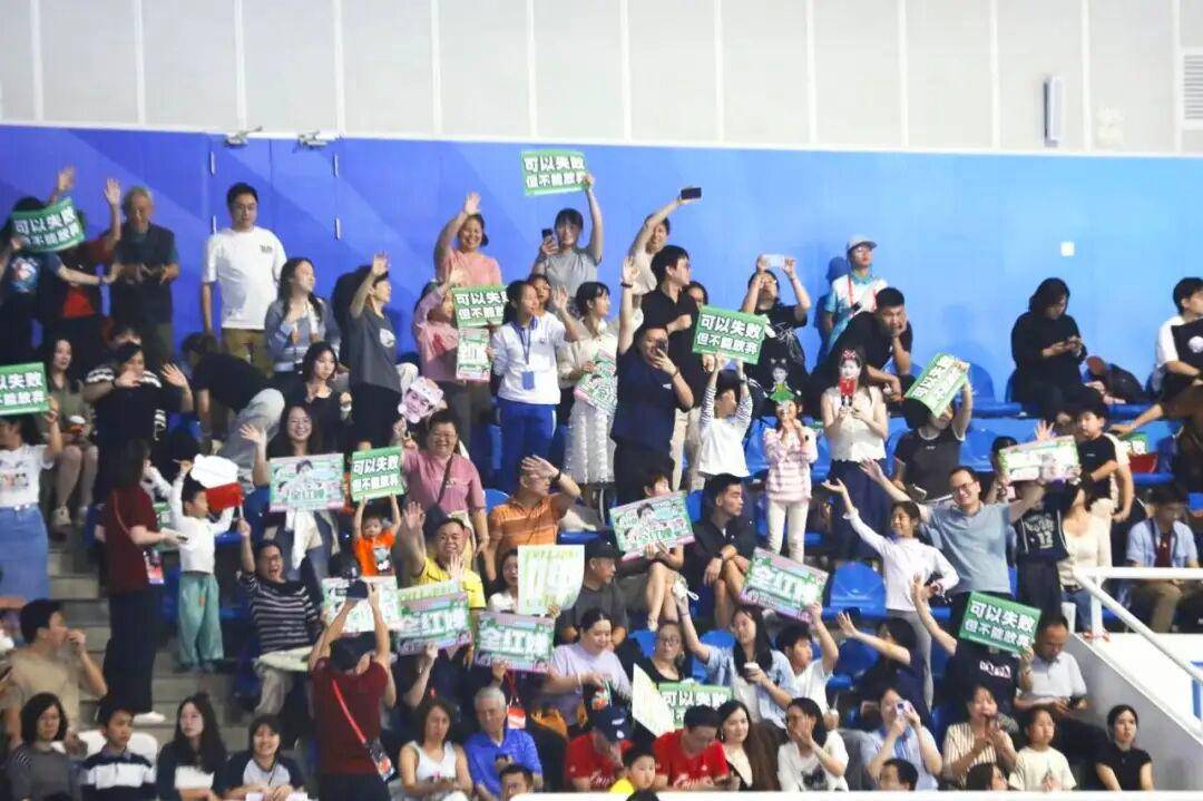 全红婵伤愈首秀夺冠!出战女子团体双人10米台<strong></p>
<p>白银股票</strong>,看台上都是为她加油的海报