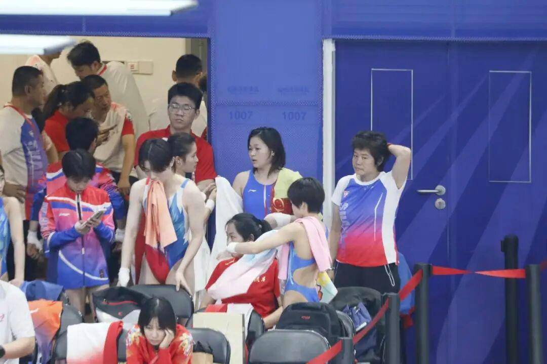 全红婵伤愈首秀夺冠!出战女子团体双人10米台<strong></p>
<p>白银股票</strong>,看台上都是为她加油的海报