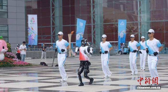 具身智能机器人火炬手“夸父”首次亮相全运会