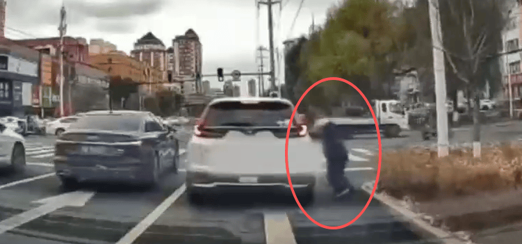 老人一路小跑追车<strong></p>
<p>股票知识入门</strong>，与车接触后倒地，疑似碰瓷，后车行车记录仪拍下全程......