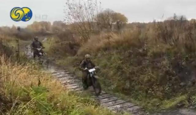 俄军摩托车冲锋队突击红军城：穿插乌军阵地<strong></p>
<p>股票知识入门</strong>，对纵深目标迂回渗透