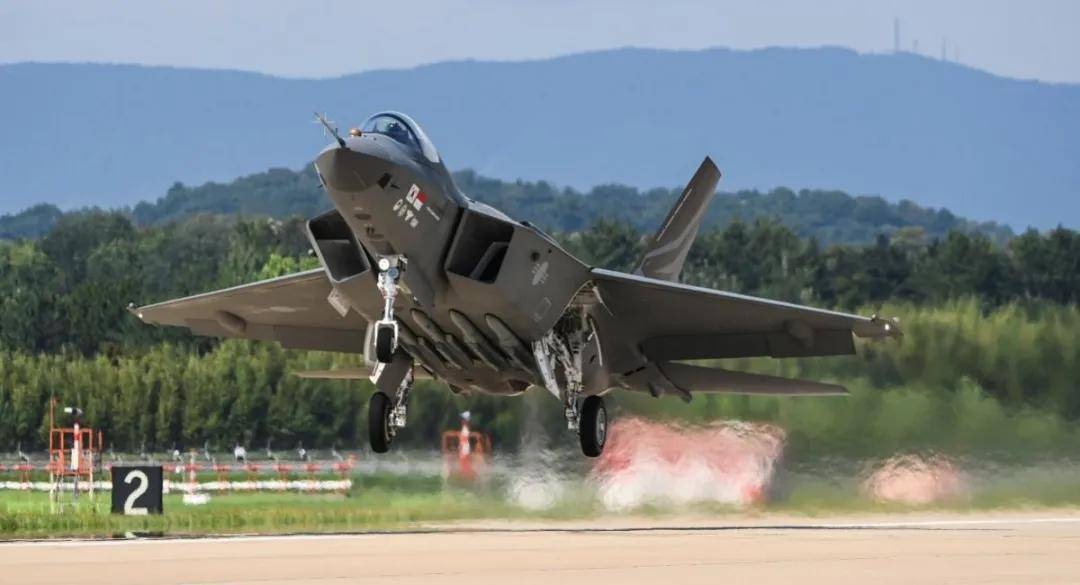 歼-35青春版<strong></p>
<p>连云港股票</strong>？076专用舰载机？新机“超级小黄蜂”究竟是干嘛的？