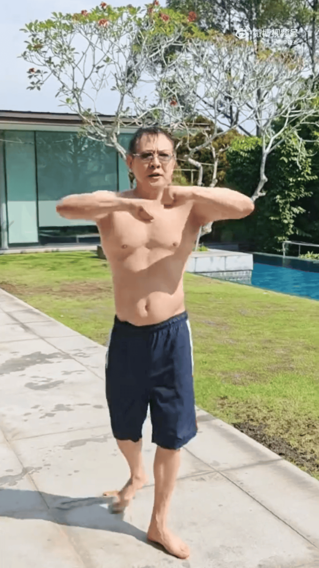 李连杰脱衣展示无疤痕上身,辟谣“换心脏”传闻,此前曾因颈部良性肿块接受手术切除