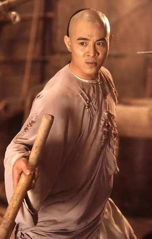 李连杰脱衣展示无疤痕上身<strong></p>
<p>上海能源股票</strong>，辟谣“换心脏”传闻，此前曾因颈部良性肿块接受手术切除