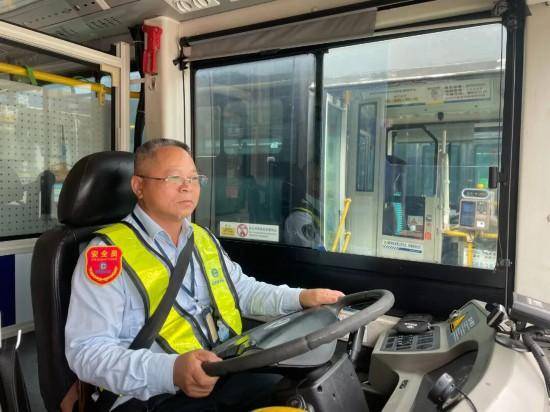 “深圳公交放慢车速等奔跑母子”全网刷屏<strong></p>
<p>奥马电器股票</strong>，司机找到了